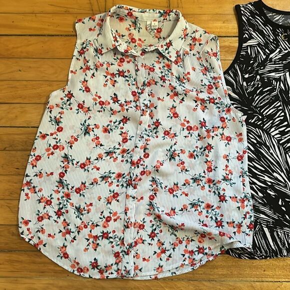 Bundle of Three Women’s Assorted Sleeveless Tank Tops and Blouses Size Small - Picture 5 of 10
